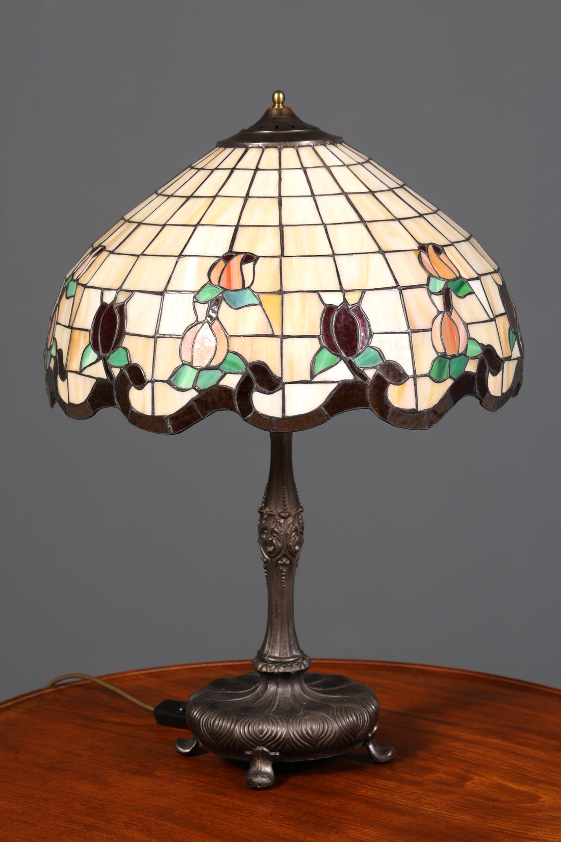 Lampe de table Tiffany ancienne au style onirique, abat-jour en verre, pied en laiton, lampe ornée