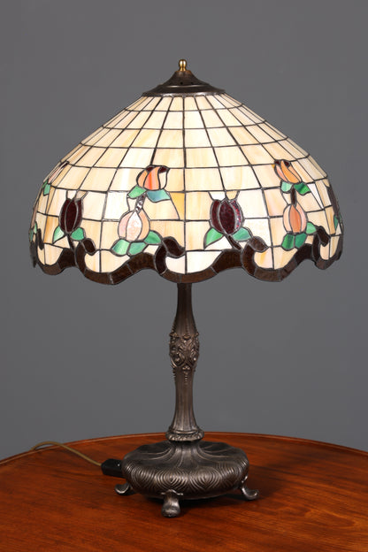 Lampe de table Tiffany ancienne au style onirique, abat-jour en verre, pied en laiton, lampe ornée