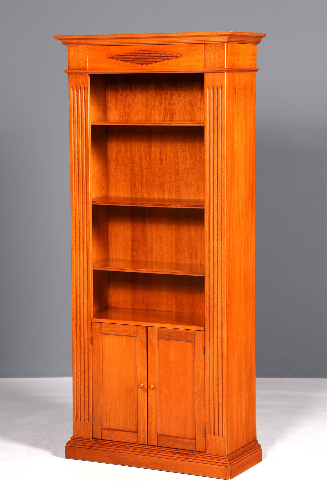 Magnifique bibliothèque de style anglais, meuble en bois de cerisier, rangement pour livres ancien des années 1960