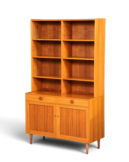 Hauptstadt Möblerei Mid Century Regal aus Holz im Danish Design mit höhenverstellbaren Einlegeböden und Schrankfach