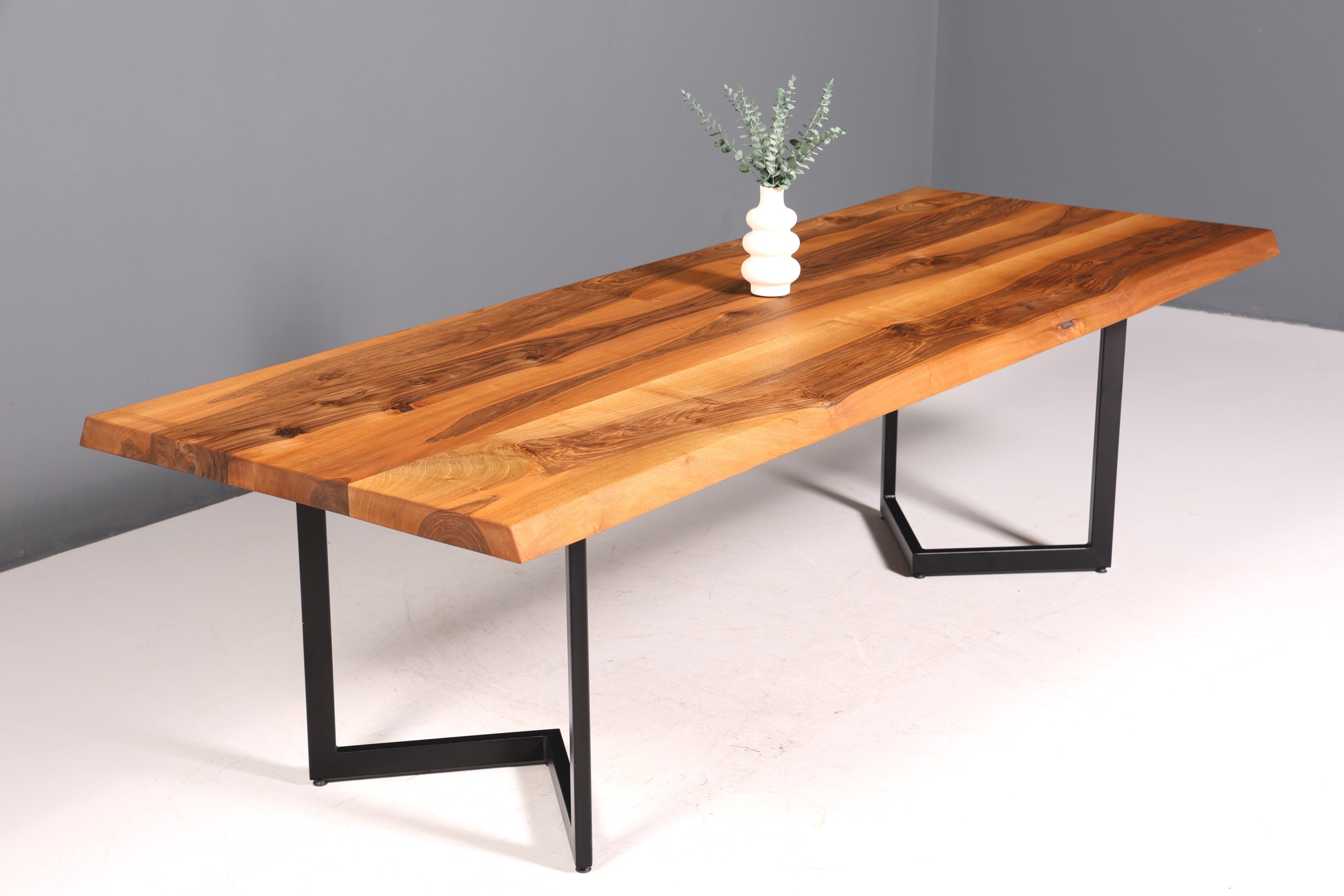 Belle table en noyer massif, plateau à bords naturels, 260 cm x 97 cm, idéale pour la salle à manger ou la cuisine.