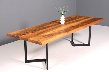 Belle table en noyer massif, plateau à bords naturels, 260 cm x 97 cm, idéale pour la salle à manger ou la cuisine.