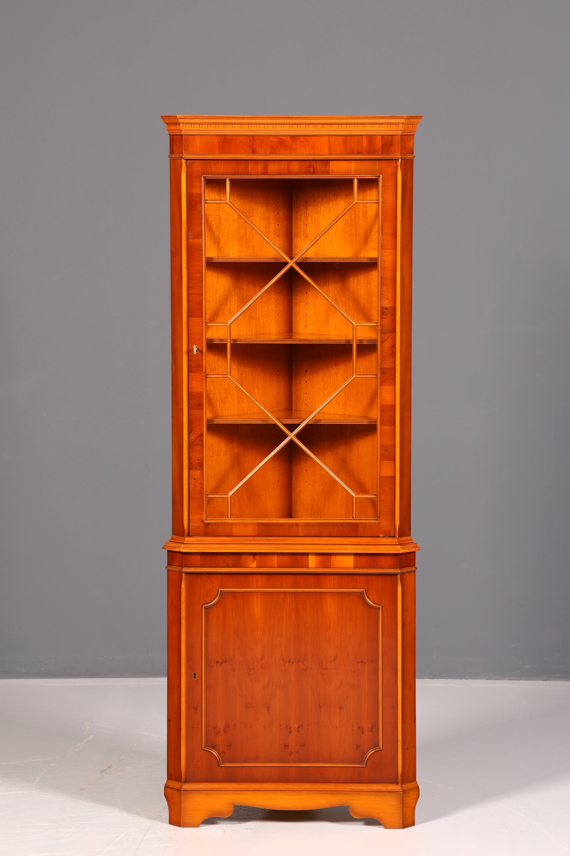 Magnifique vitrine d’angle anglaise en if, meuble d’angle avec vitrine en verre, antique, en bois véritable, vintage