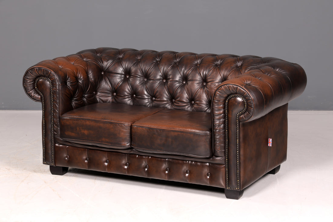 Magnifique canapé Chesterfield original 2 places, canapé d’Angleterre en cuir véritable, canapé rembourré anglais vintage