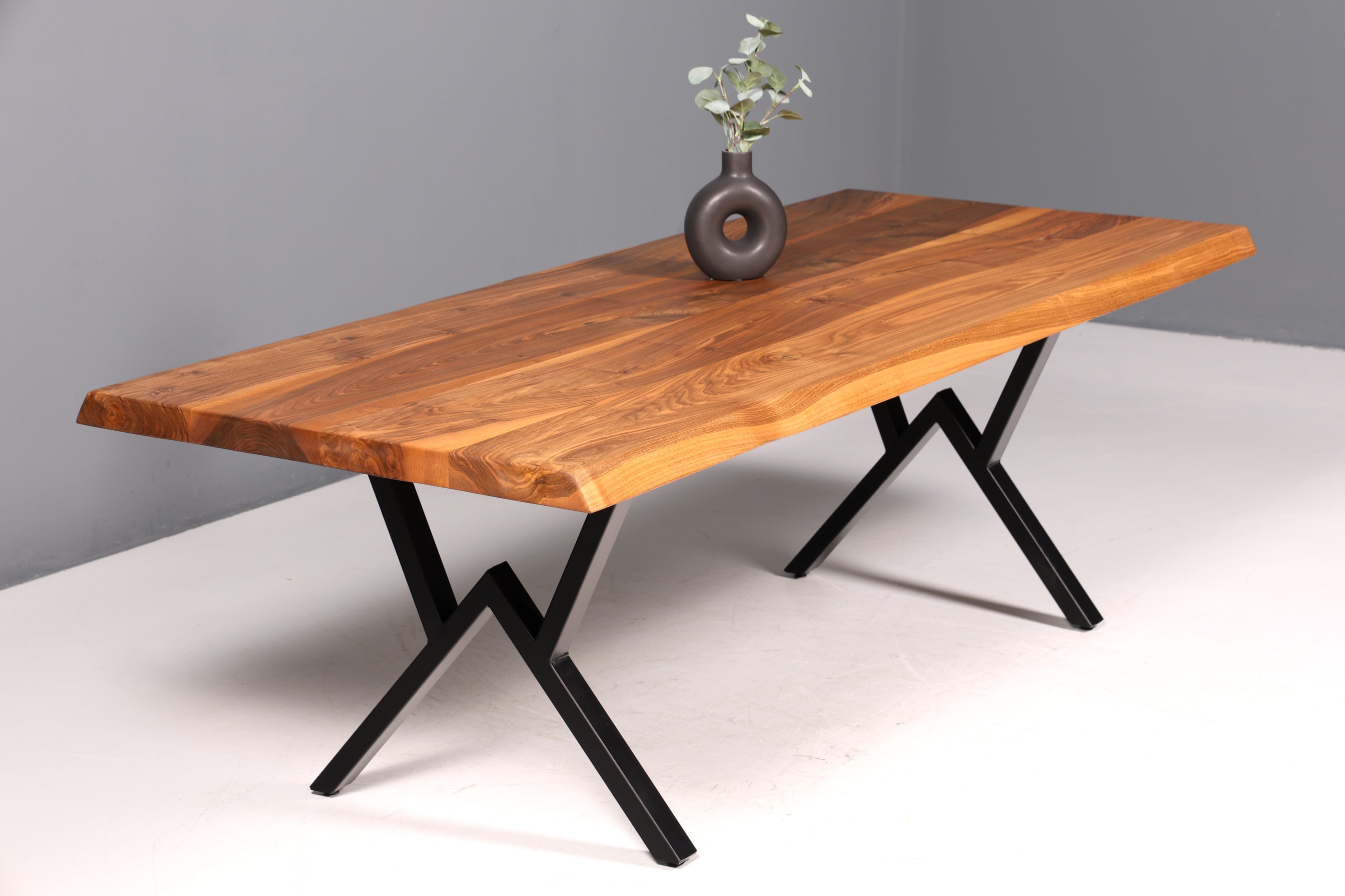 Belle table en noyer massif, plateau à bords naturels, 240 cm x 95 cm, idéale pour la salle à manger ou la cuisine.