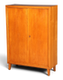 Hauptstadt Möblerei H919 Schrank aus hellem Holz mit zwei Türen im Mid-Century-Design