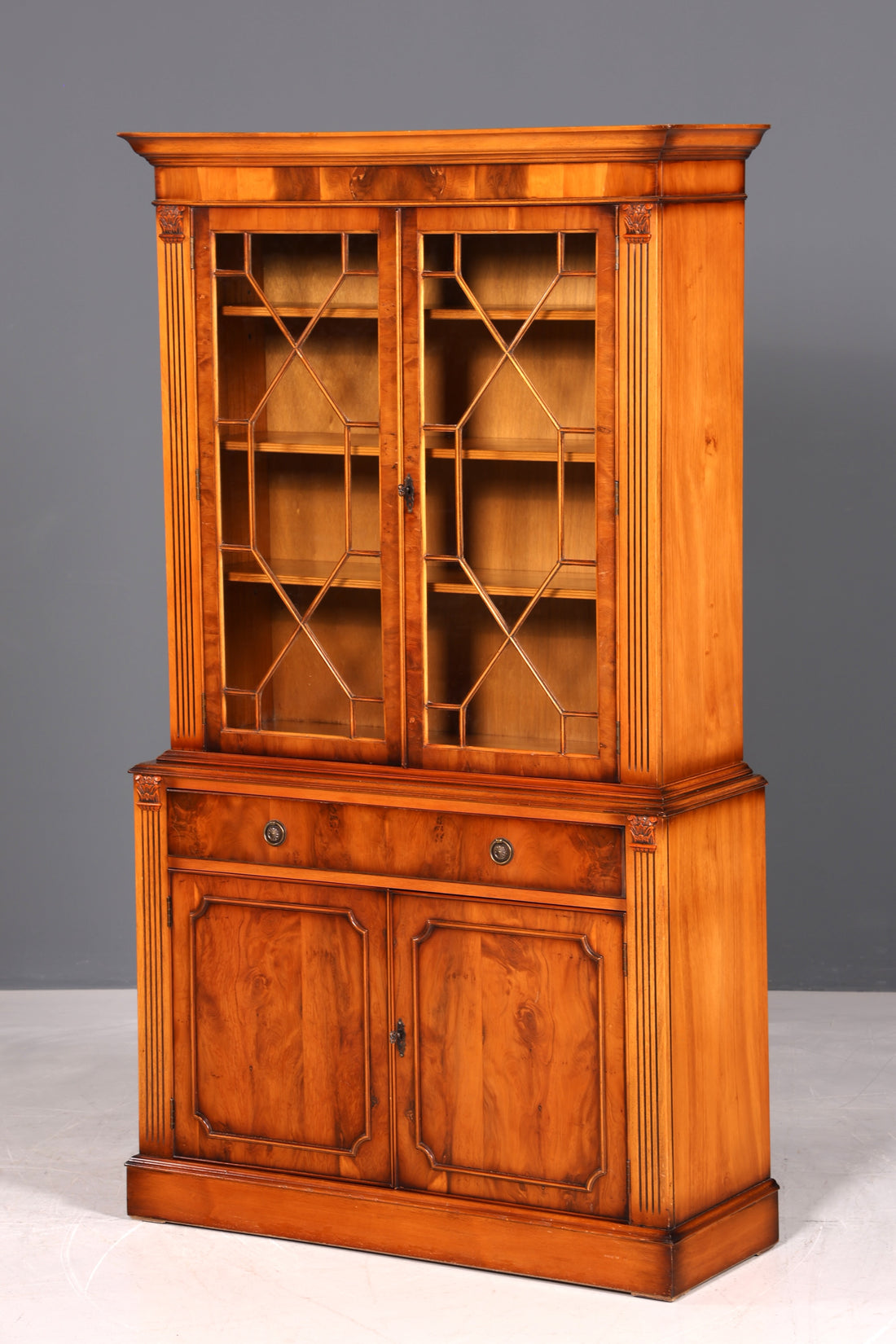 F995 Finish cm, Wunderschöne Englische Vitrine Bücherschrank Buffet Antik Stil Englisch Eibe Glasvitrine Bibliothek