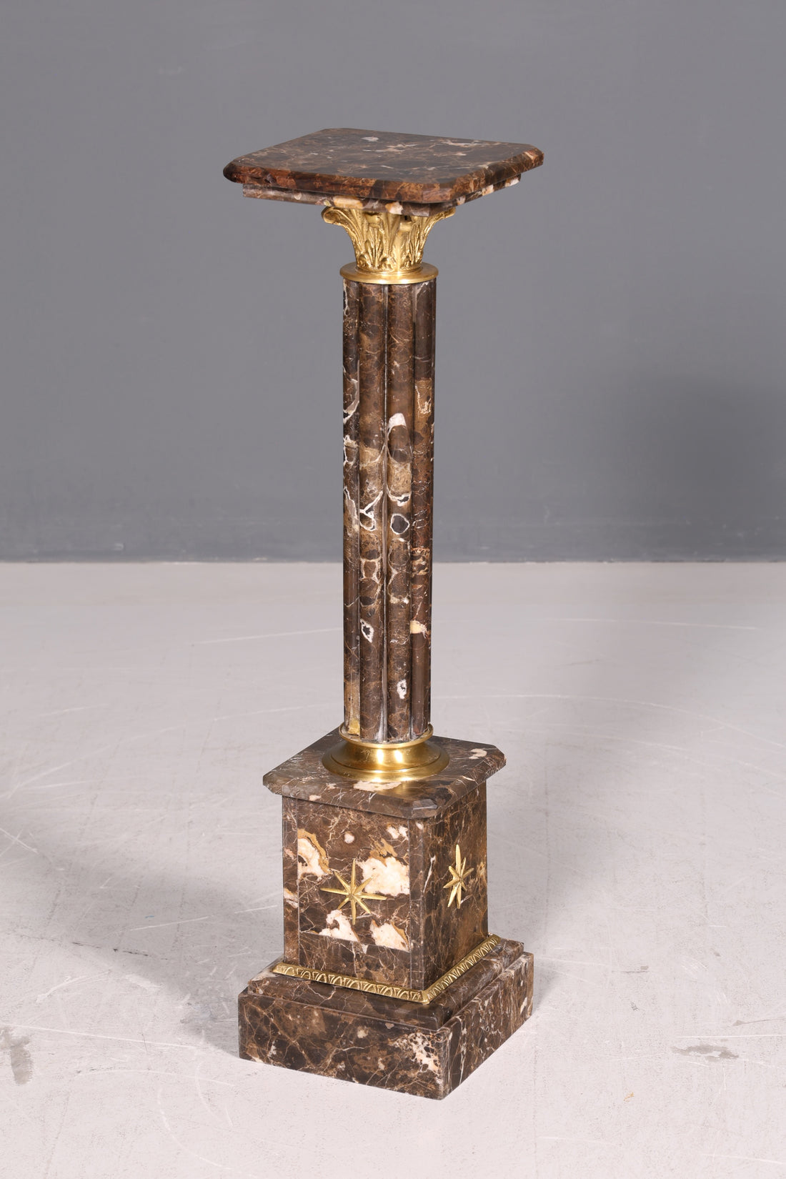 Splendide colonne de style baroque Louis XV en marbre, colonne à fleurs en pierre naturelle, socle, étagère