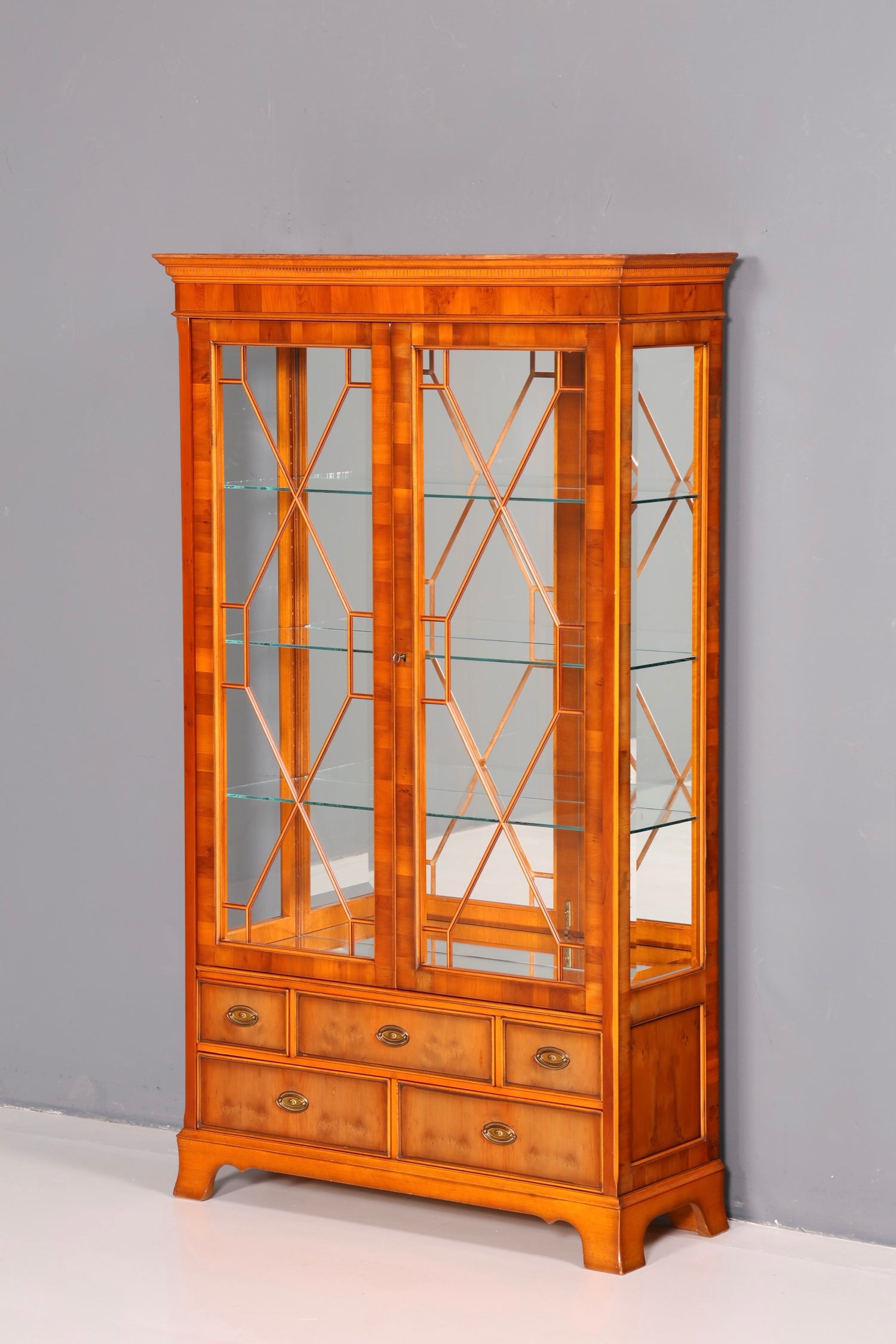 Wunderschöne Original Heldense Vitrine Englische Eibe Bücherschrank Glasvitrine mit Beleuchtung Antik