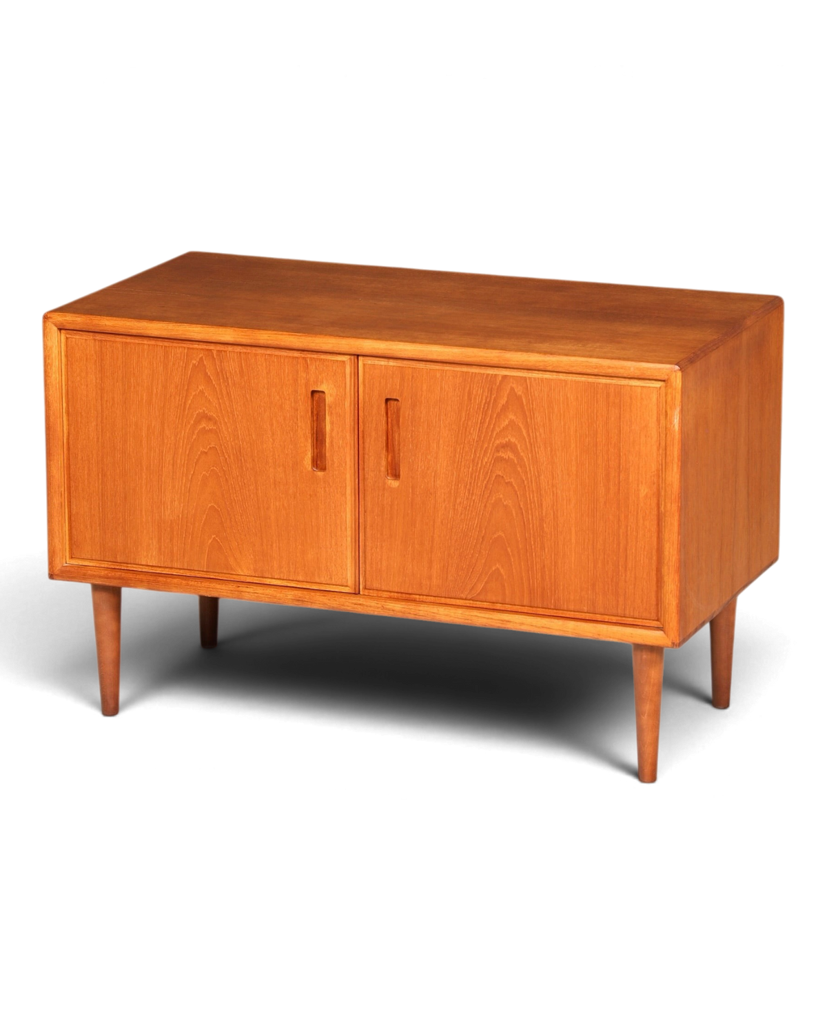 Hauptstadt Möblerei Sideboard aus Teakholz im Mid-Century Design mit zwei Türen und konischen Beinen