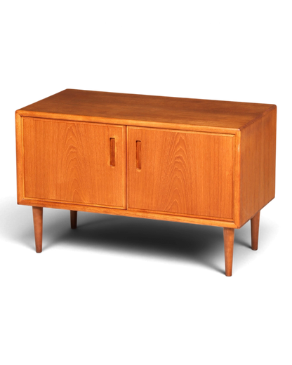 Hauptstadt Möblerei Sideboard aus Teakholz im Mid-Century Design mit zwei Türen und konischen Beinen