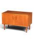 Hauptstadt Möblerei Sideboard aus Teakholz im Mid-Century Design mit zwei Türen und konischen Beinen