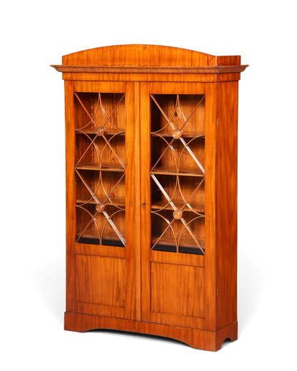 Hauptstadt Möblerei Biedermeier Vitrine aus Massivholz mit Sprossentüren, Rosetten und verstellbaren Regalböden.