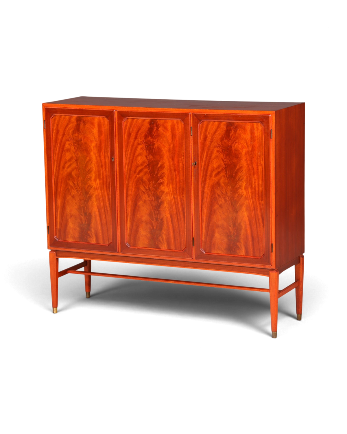 Hauptstadt Möblerei 1960'lar vintage masif ahşap highboard, üç kapaklı ve zarif İskandinav tasarımlı retro dolap.