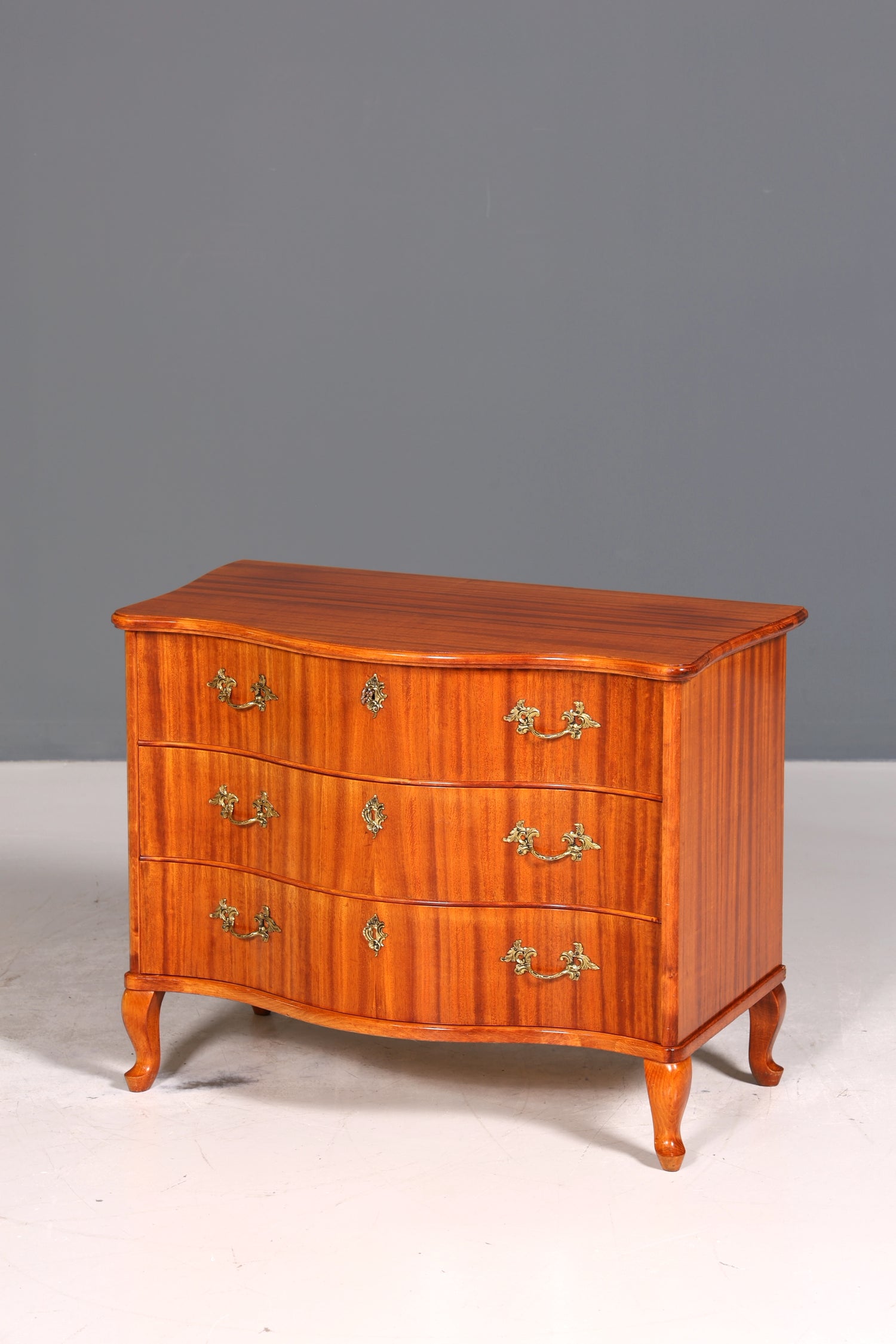 Traumhafte geschwungene Kommode im Barock Stil Sideboard Englisch Schubladenkommode