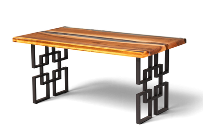 Hauptstadt Möblerei Esstisch aus massivem Nussbaumholz mit klarem Epoxidharz River Table Design und schwarzen Metallbeinen