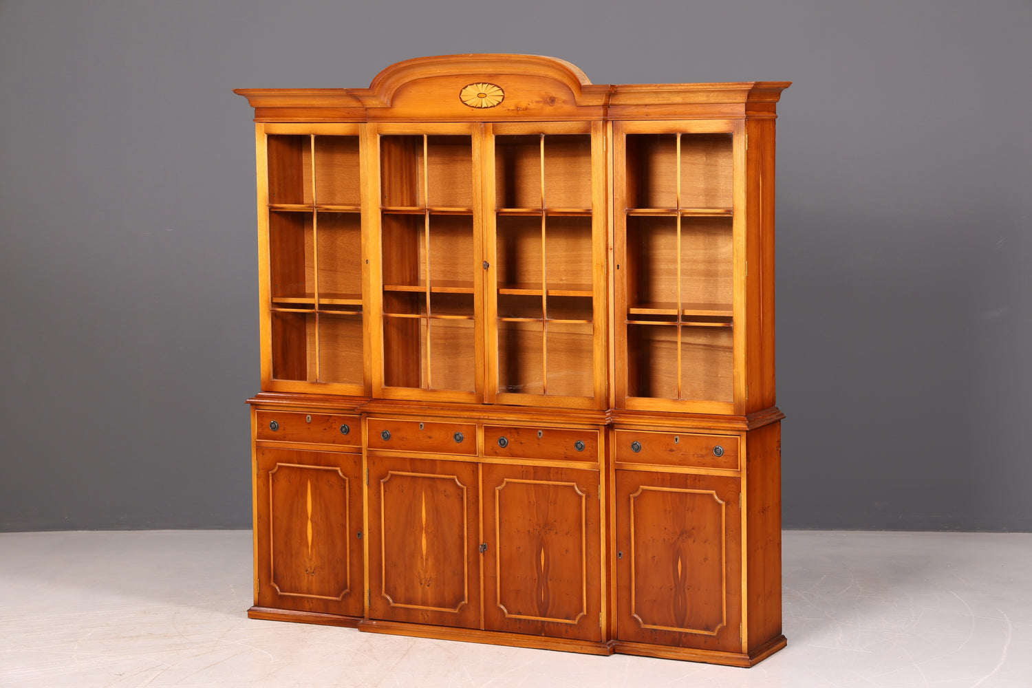 Wunderschöne Englische Vitrine Bücherschrank Eibe Bibliothek Glasvitrine Buffet Vitrinenschrank Antik