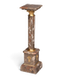 Hauptstadt Möblerei Marmorsäule mit goldenen Verzierungen und quadratischer Ablagefläche im antiken Stil