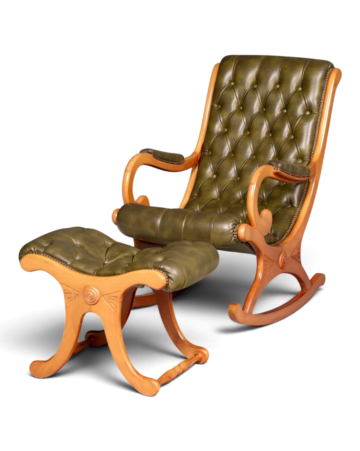 Hauptstadt Möblerei H903 Schaukelstuhl mit Fußhocker aus olivgrünem Leder und hellem Holz im Chesterfield-Stil