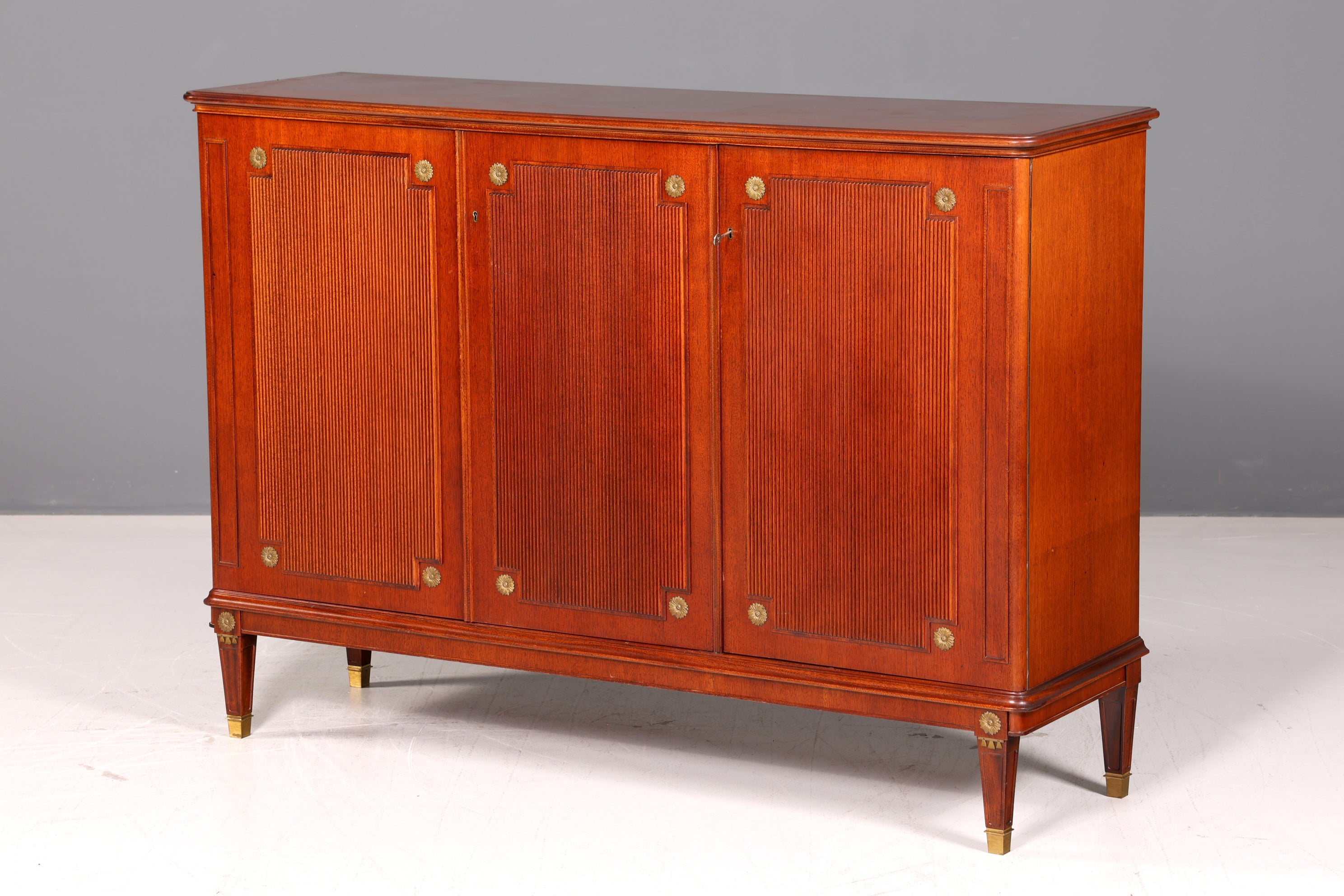 Wunderschöner Schrank im Gustavianischen Stil 60er Jahre Wäscheschrank Vertiko Mid Century Aktenschrank Kommode