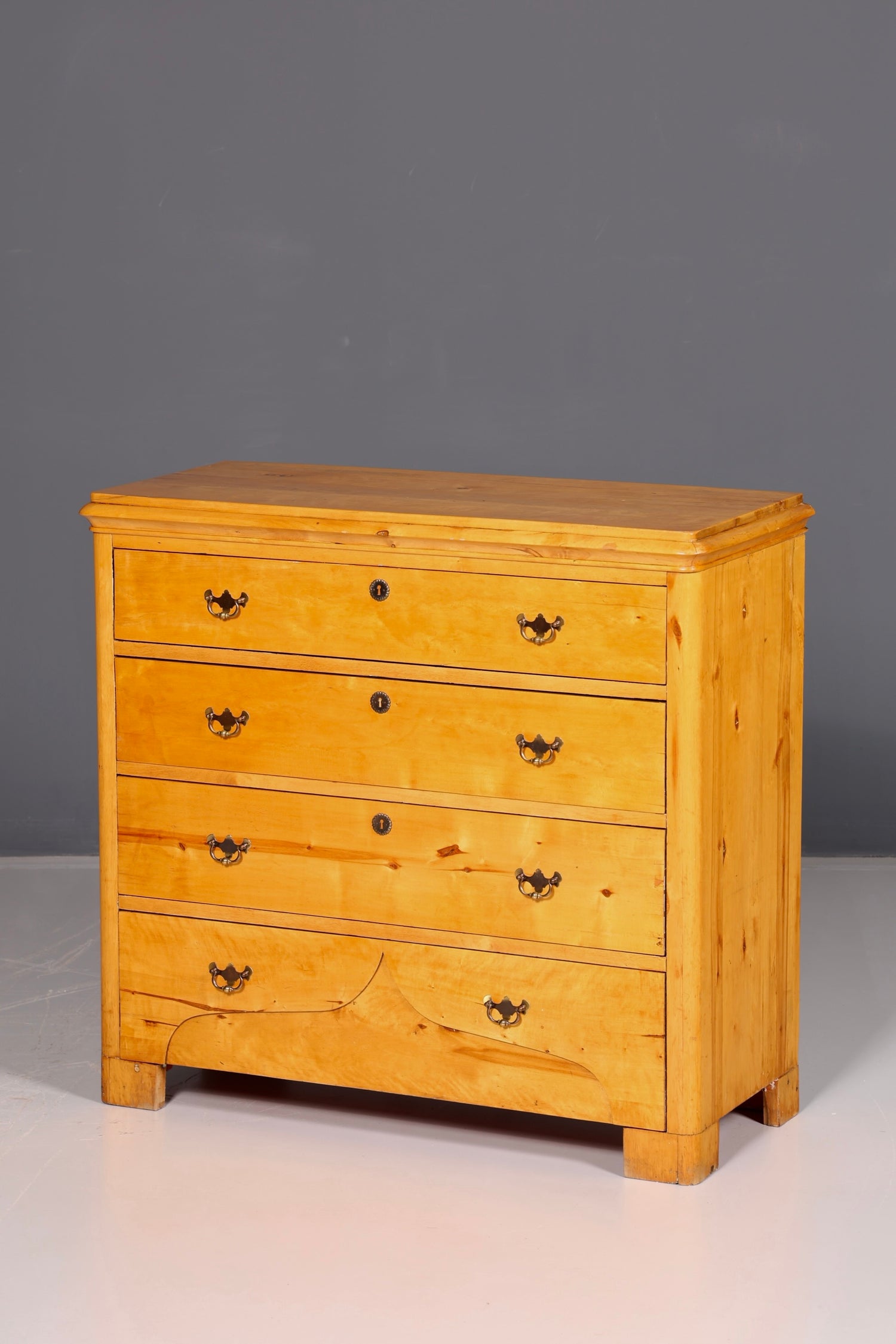 Élégante commode antique en bois tendre, commode à tiroirs, garnitures en laiton, bois massif vintage