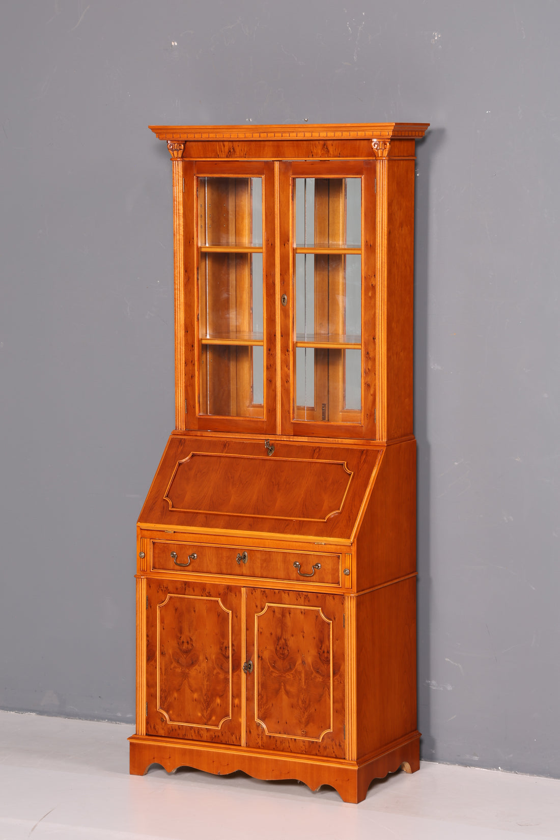 Secrétaire anglais élégant original Heldense, secrétaire à poser en if, vitrine antique des années 60, armoire de bureau UK