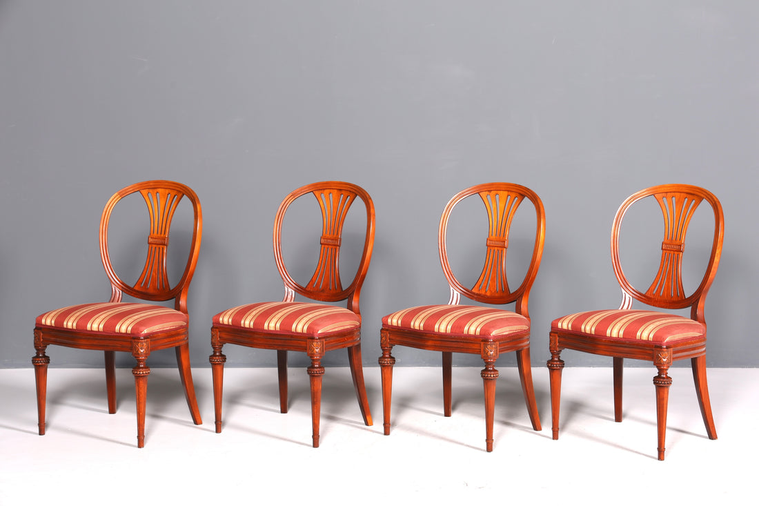 Ensemble de 4 chaises de salle à manger anglaises élégantes, chaises de cuisine antiques des années 1960.