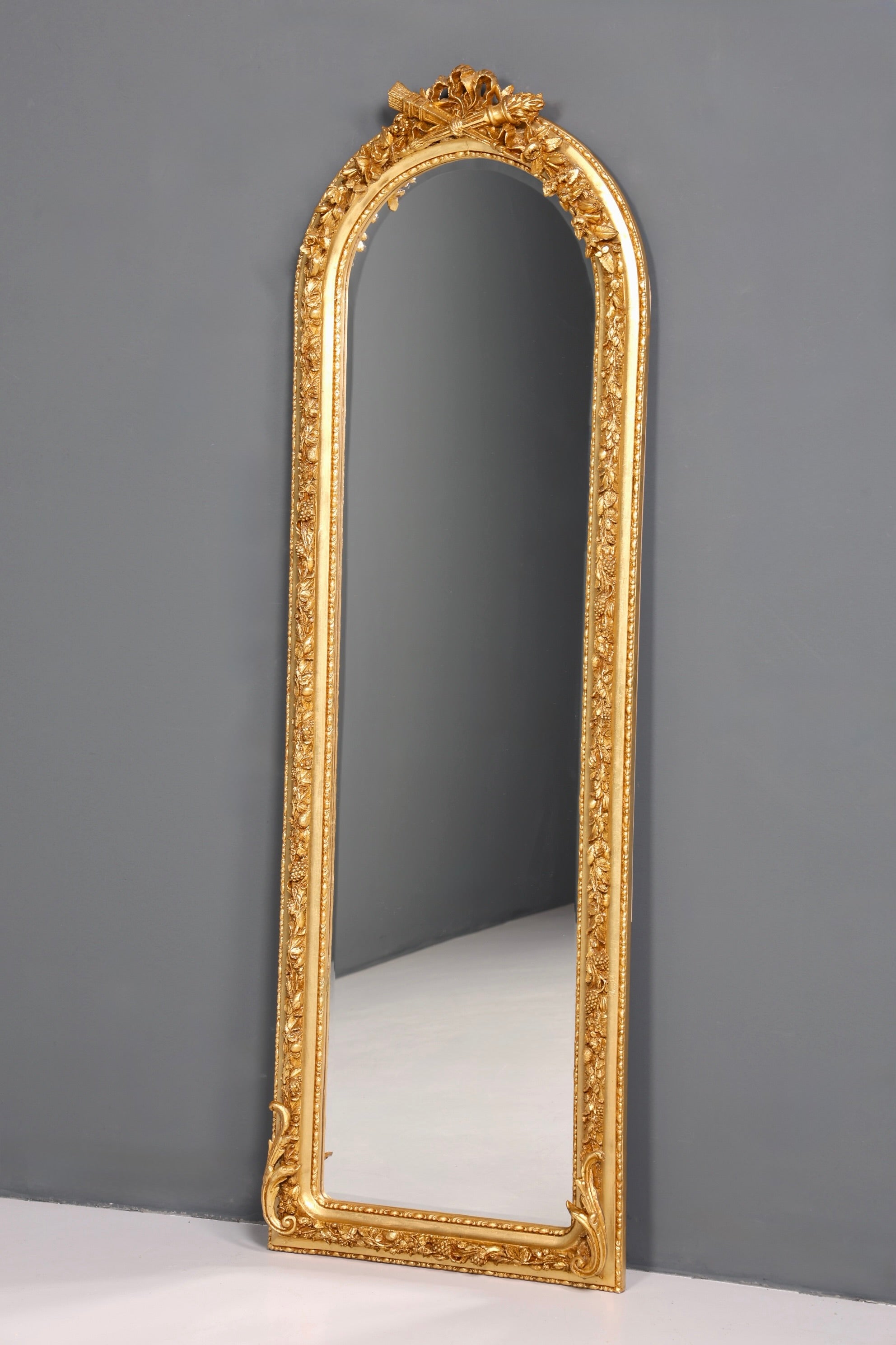 Magnifique miroir sur pied de style baroque orné, style antique, ornement doré, miroir de couloir