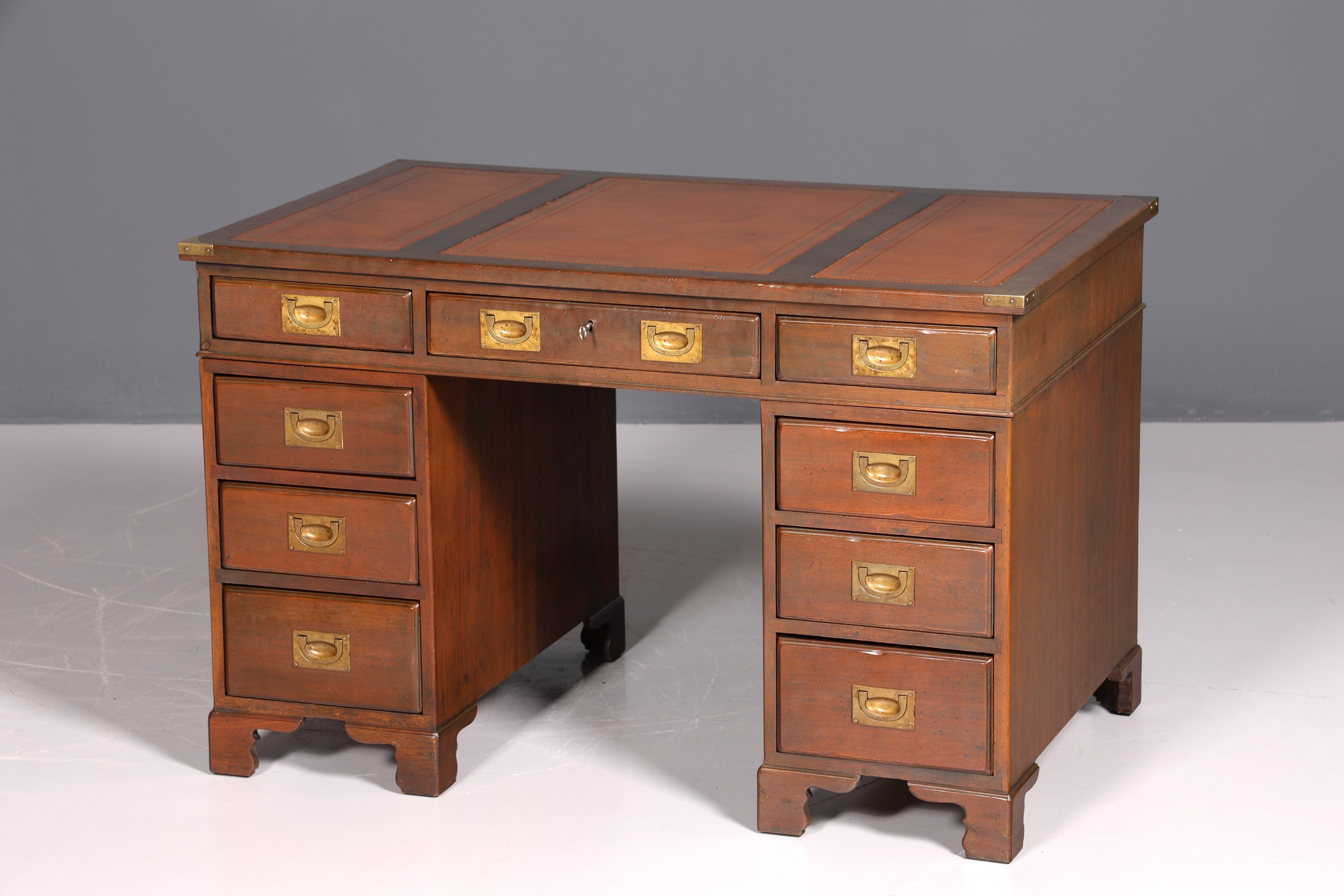 Bureau maritime onirique, bureau militaire anglais, table de bureau avec plateau en cuir véritable