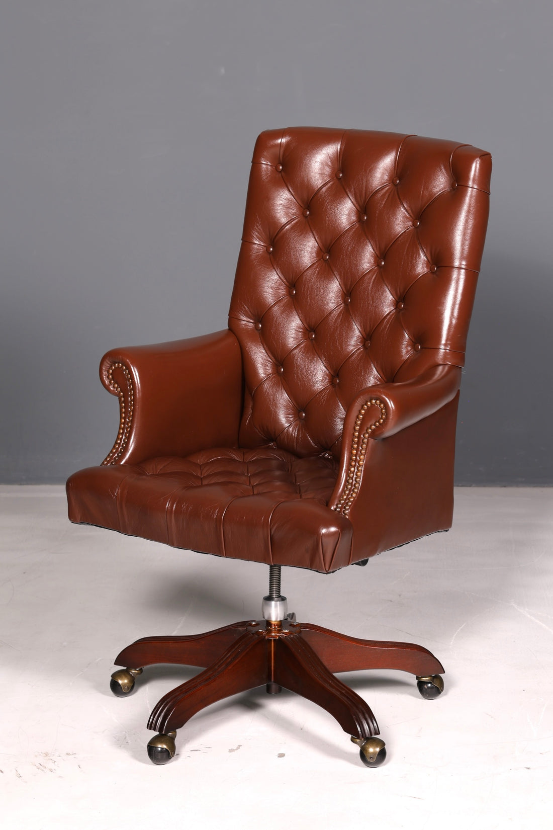 Fauteuil de bureau de direction Chesterfield élégant, siège de bureau en cuir véritable marron, fauteuil pivotant, chaise de bureau
