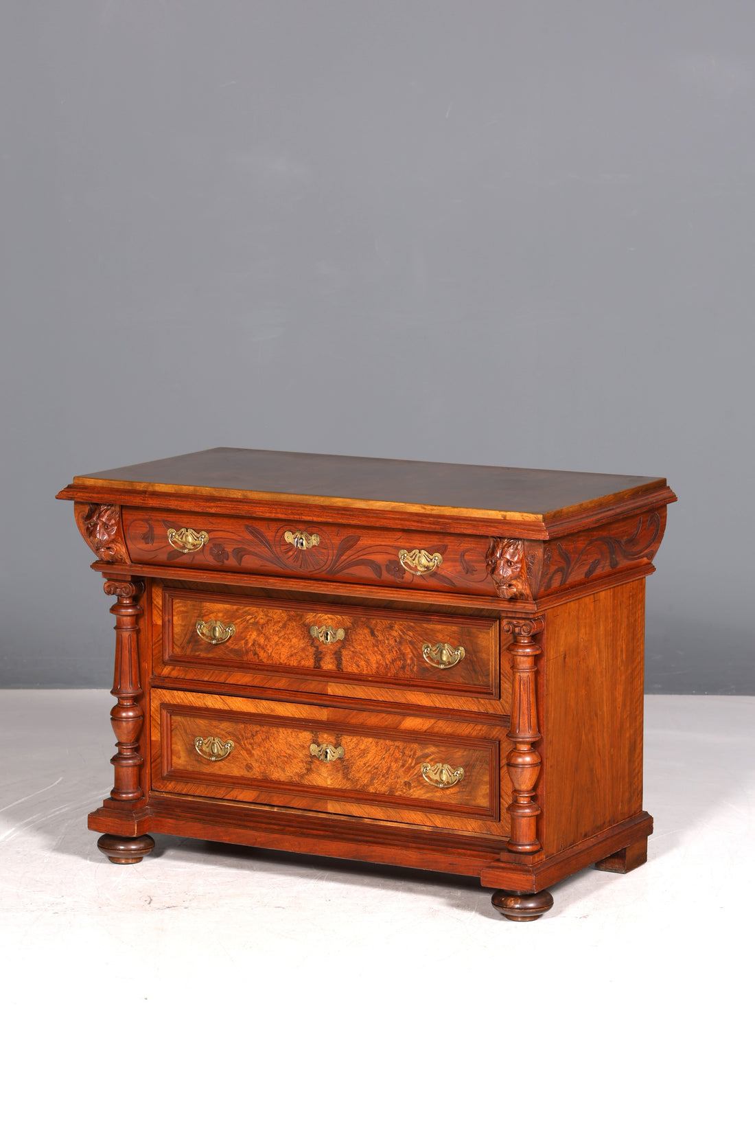 Commode élégante de style Louis-Philippe, en noyer, datant de la fin du XIXe siècle (Gründerzeit), vers 1880.