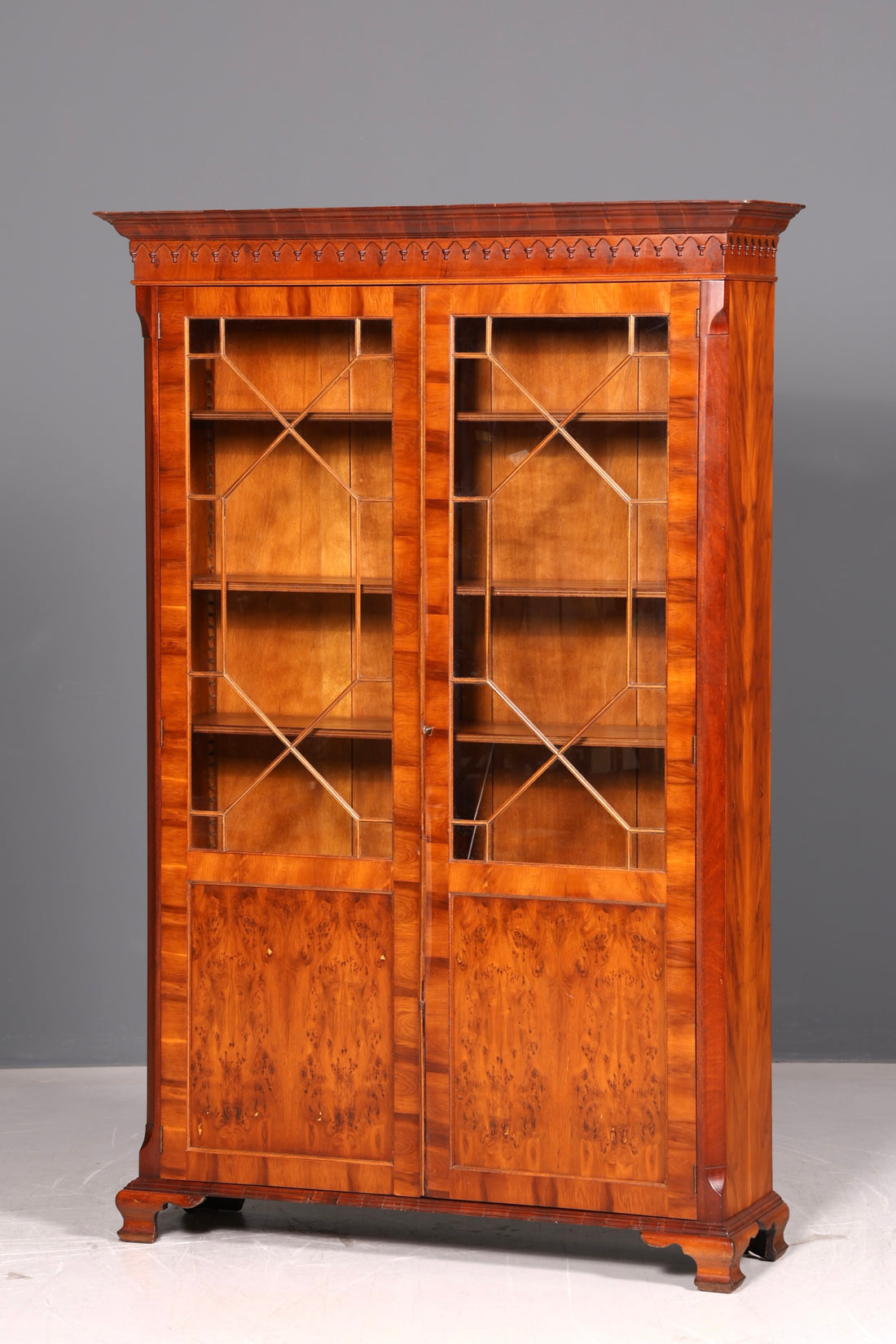 Rêvante bibliothèque anglaise Bevan Funnell Reprodux en if, vitrine, bibliothèque, meuble à livres vintage