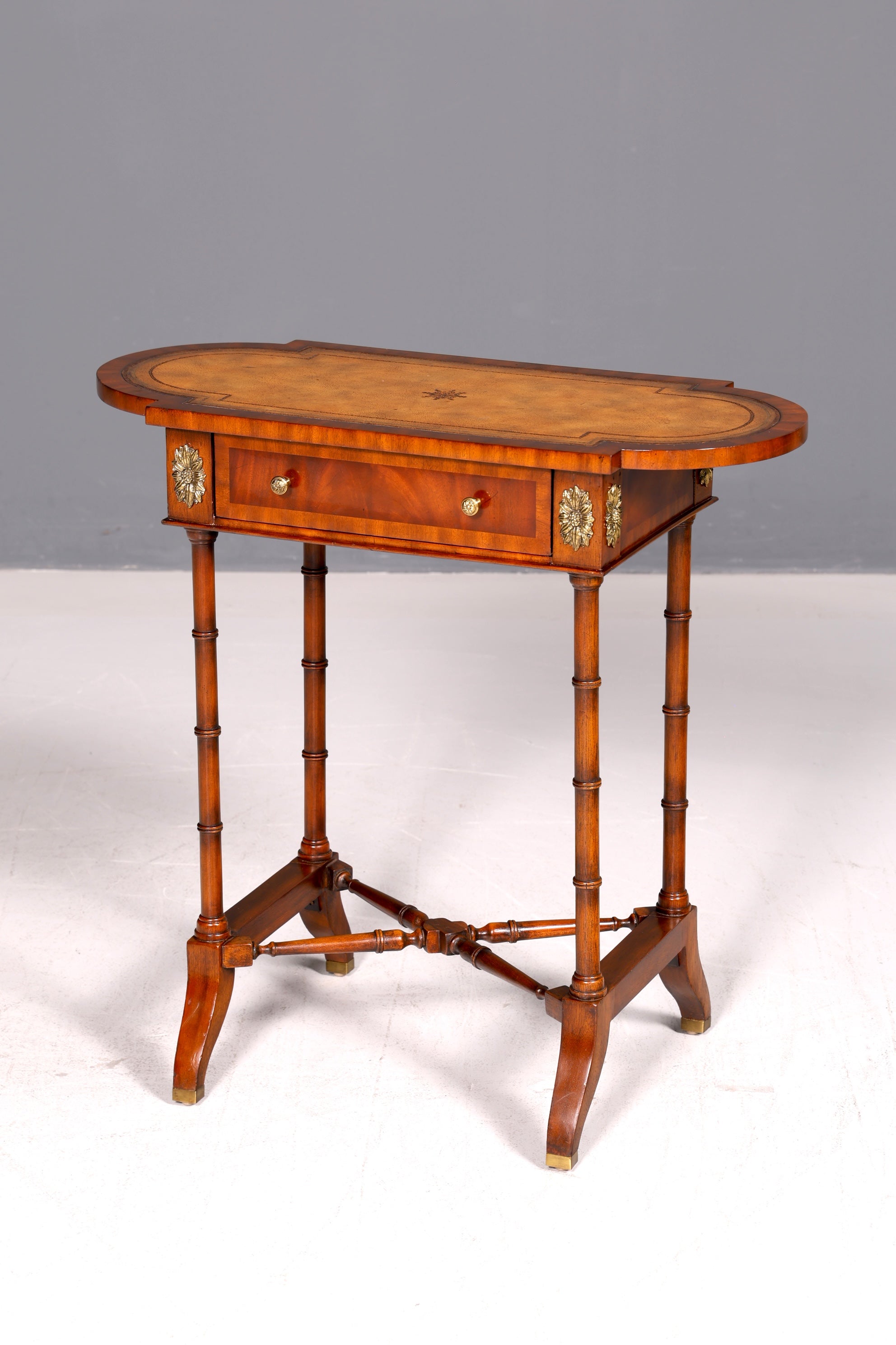 Edler Louis XV Beistelltisch Arthur McMillan Barock Stil Ablagetisch Echt Leder Antik