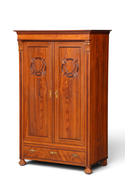 Hauptstadt Möblerei Jugendstil Kleiderschrank aus massiver Eiche mit Schnitzereien und unterer Schublade