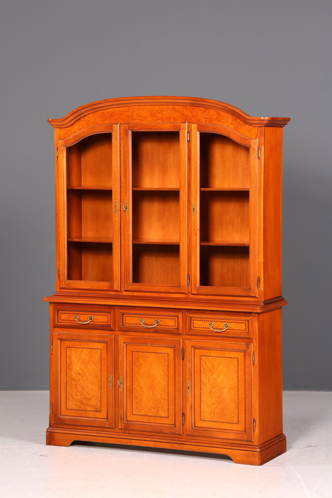 Vitrine originale Selva Epoca style antique, buffet, armoire bibliothèque en cerisier, vitrine en verre