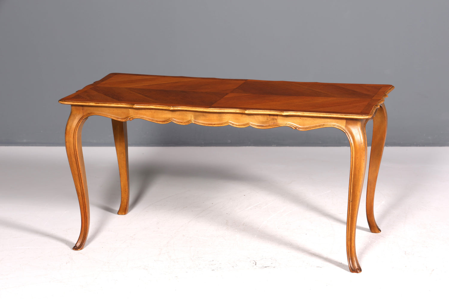 Magnifique table basse Chippendale, en bois véritable, style baroque.