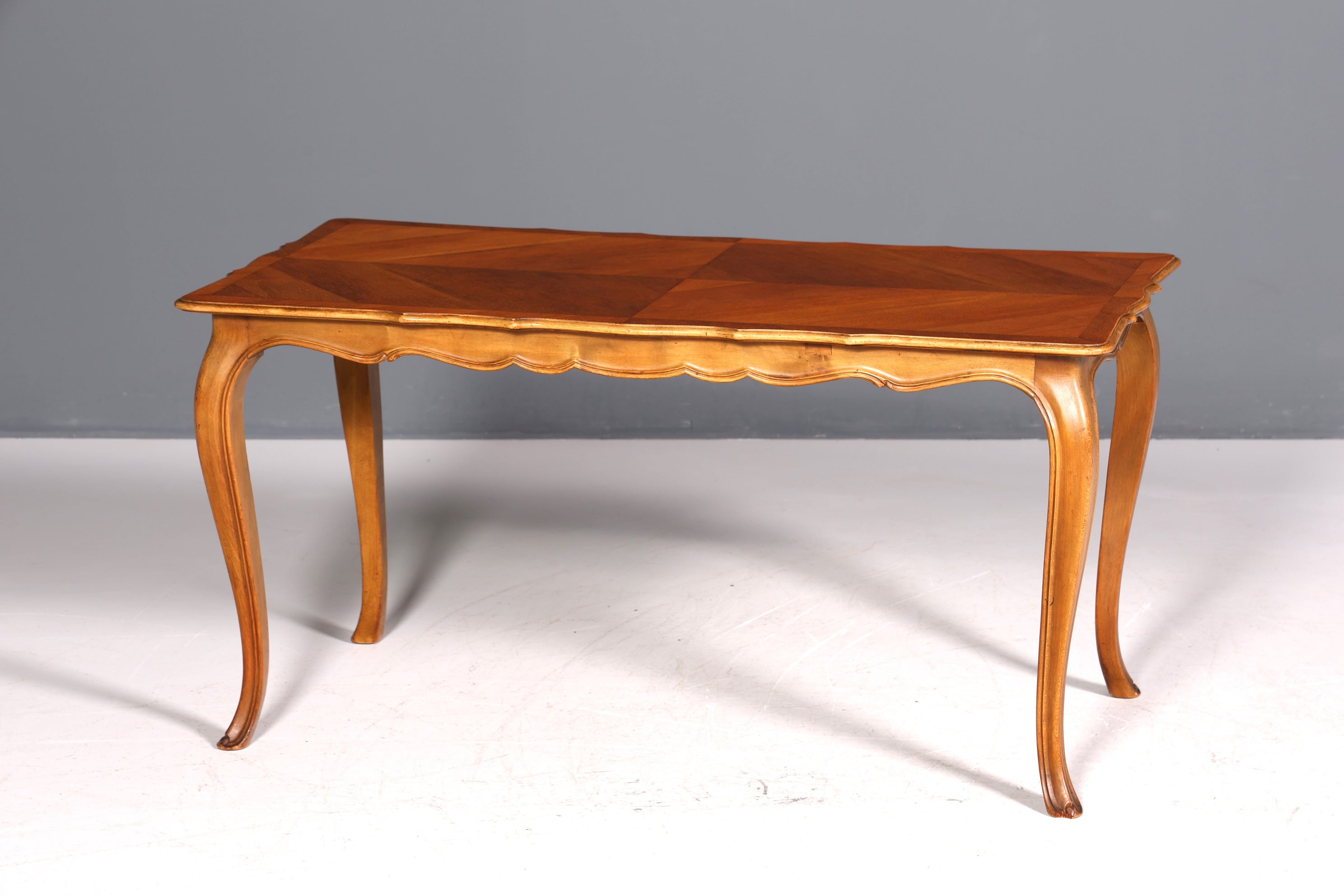 Magnifique table basse Chippendale, en bois véritable, style baroque.