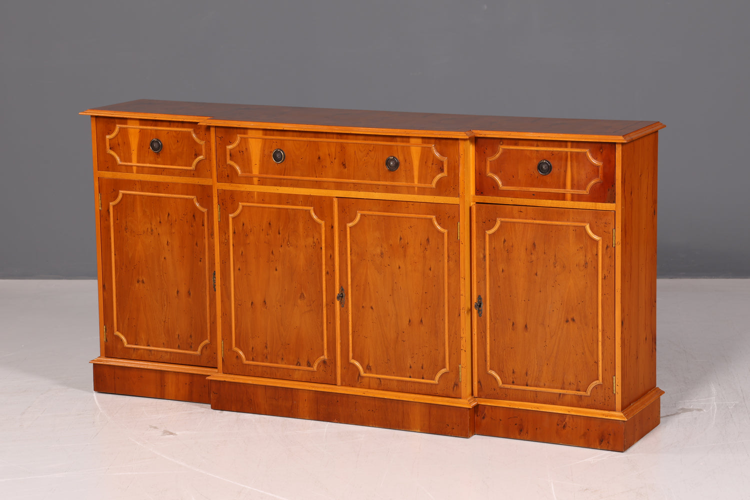 Wunderschönes Englisches Sideboard Eibe Schrank Antik Stil 60er Buffetschrank Kommode Anrichte Vintage