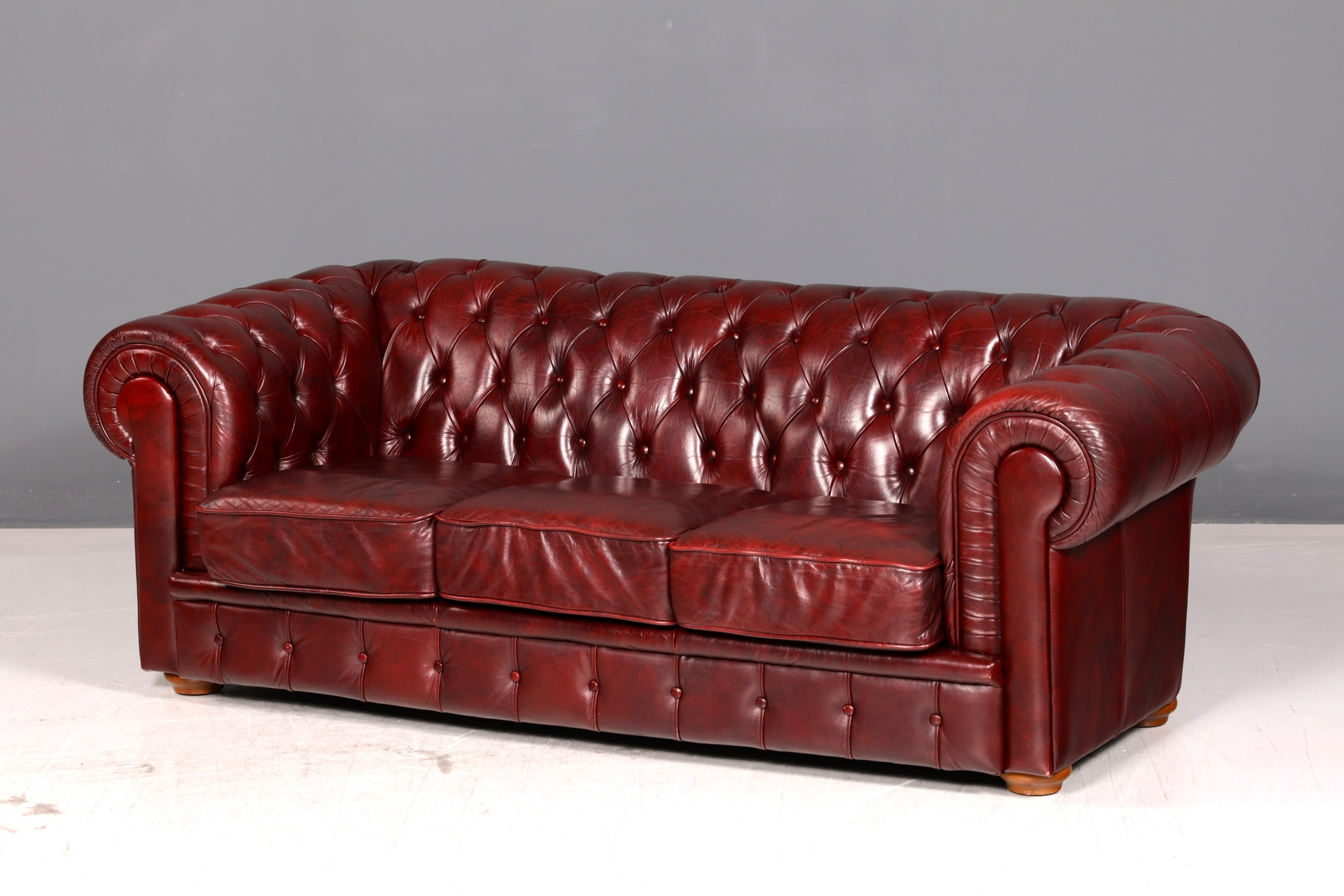 Wunderschönes Original Chesterfield Sofa 3-Sitzer Echtleder Oxblood Couch Englisch Ledersofa Vintage