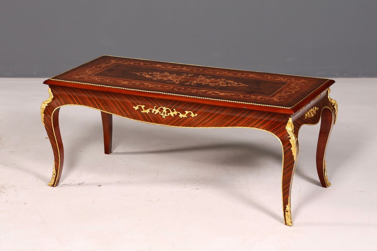 Table basse de style baroque au design raffiné, incrustations en laiton antique, table de salon avec tablette