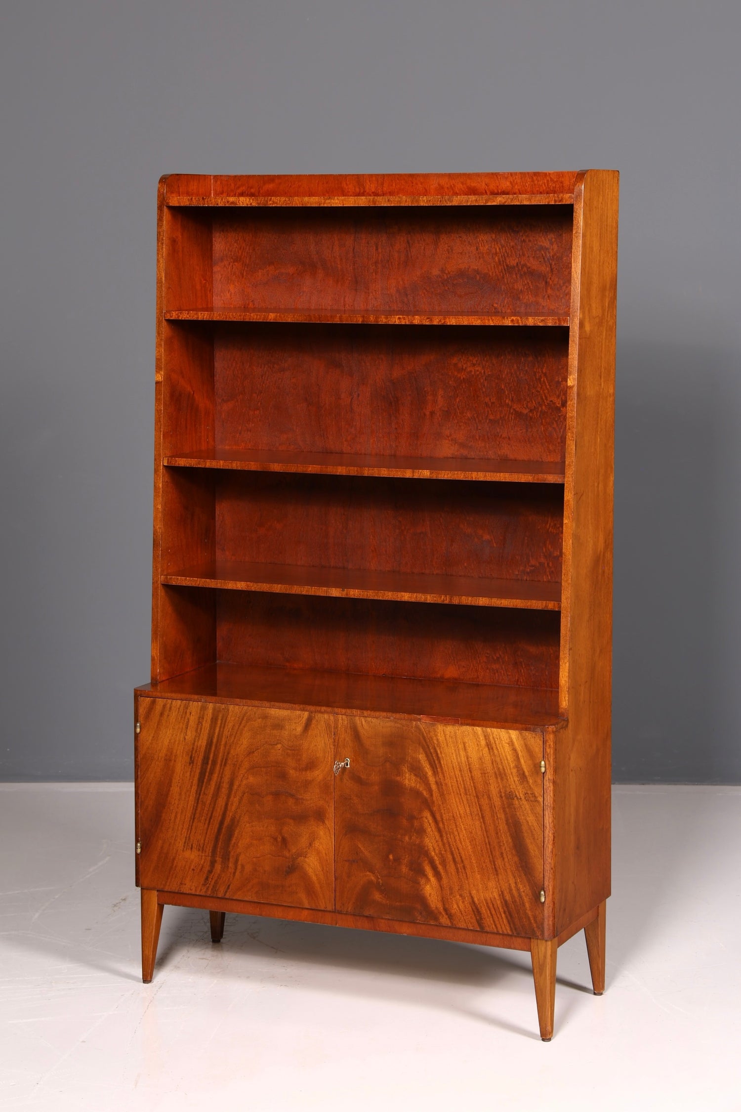 Bibliothèque simple de style Mid-Century, meuble de rangement Danish Design en noyer, vintage rétro des années 60, en bois