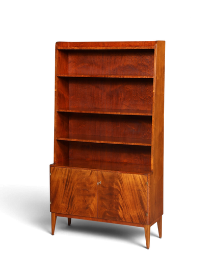 Hauptstadt Möblerei Mid Century Bücherregal aus Nussbaum mit Unterschrank und höhenverstellbaren Regalböden im Vintage Stil