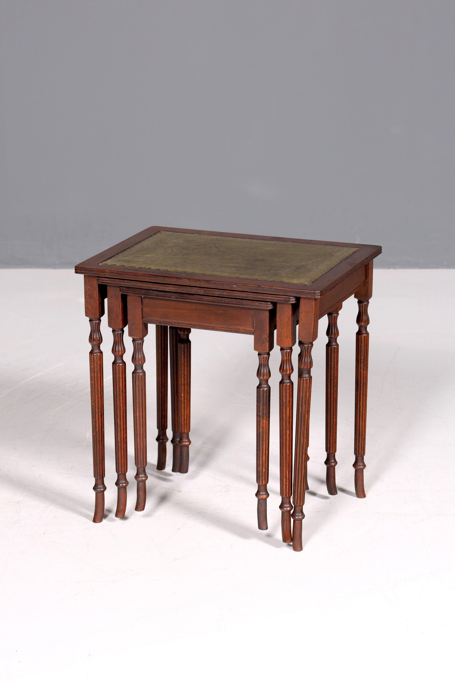 Filigranes Englisches Tisch Set Couchtisch Englisch Antik Stil 3er Satz echt Lederauflage Ablagetisch Holz Beistelltisch