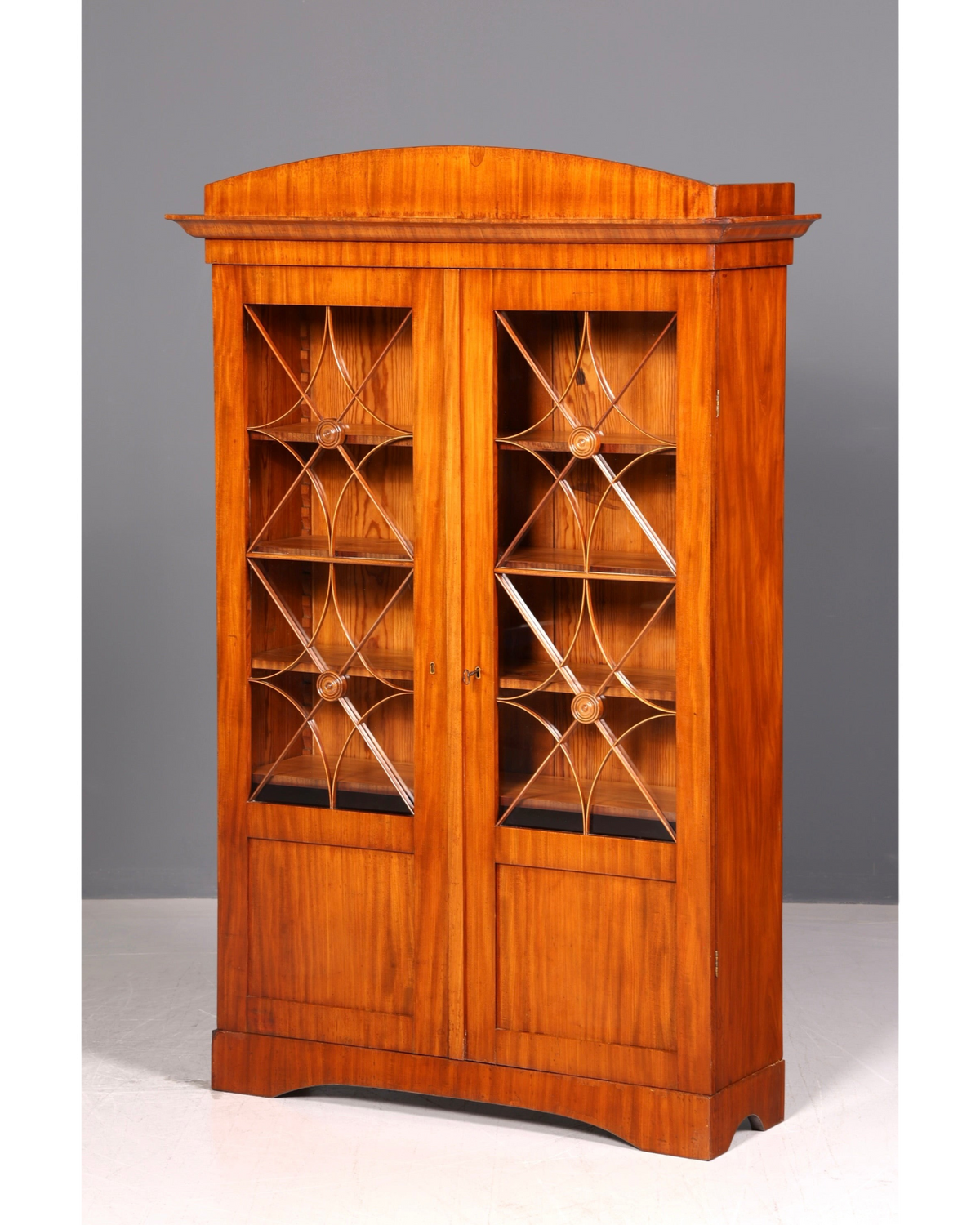 Hauptstadt Möblerei Biedermeier Vitrine aus Massivholz mit Sprossentüren, Rosetten und verstellbaren Regalböden.