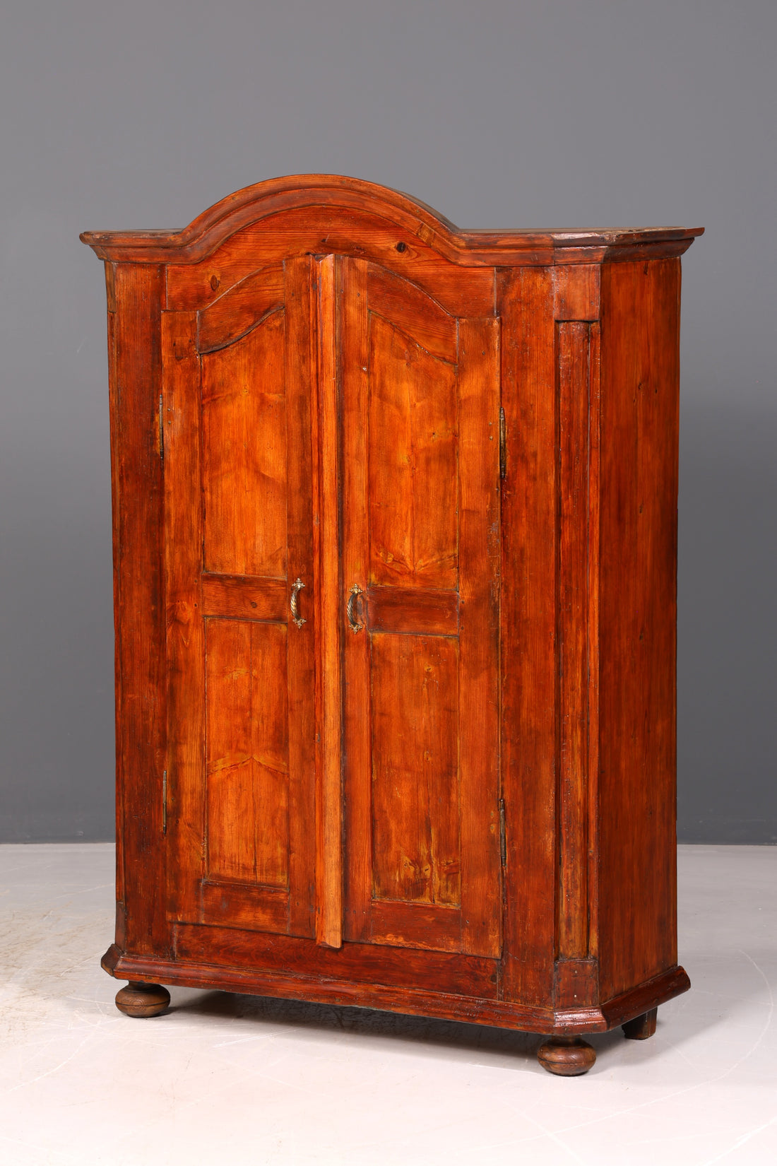 Magnifique armoire paysanne ancienne baroque, armoire de vestibule, armoire à vêtements et à linge en bois massif