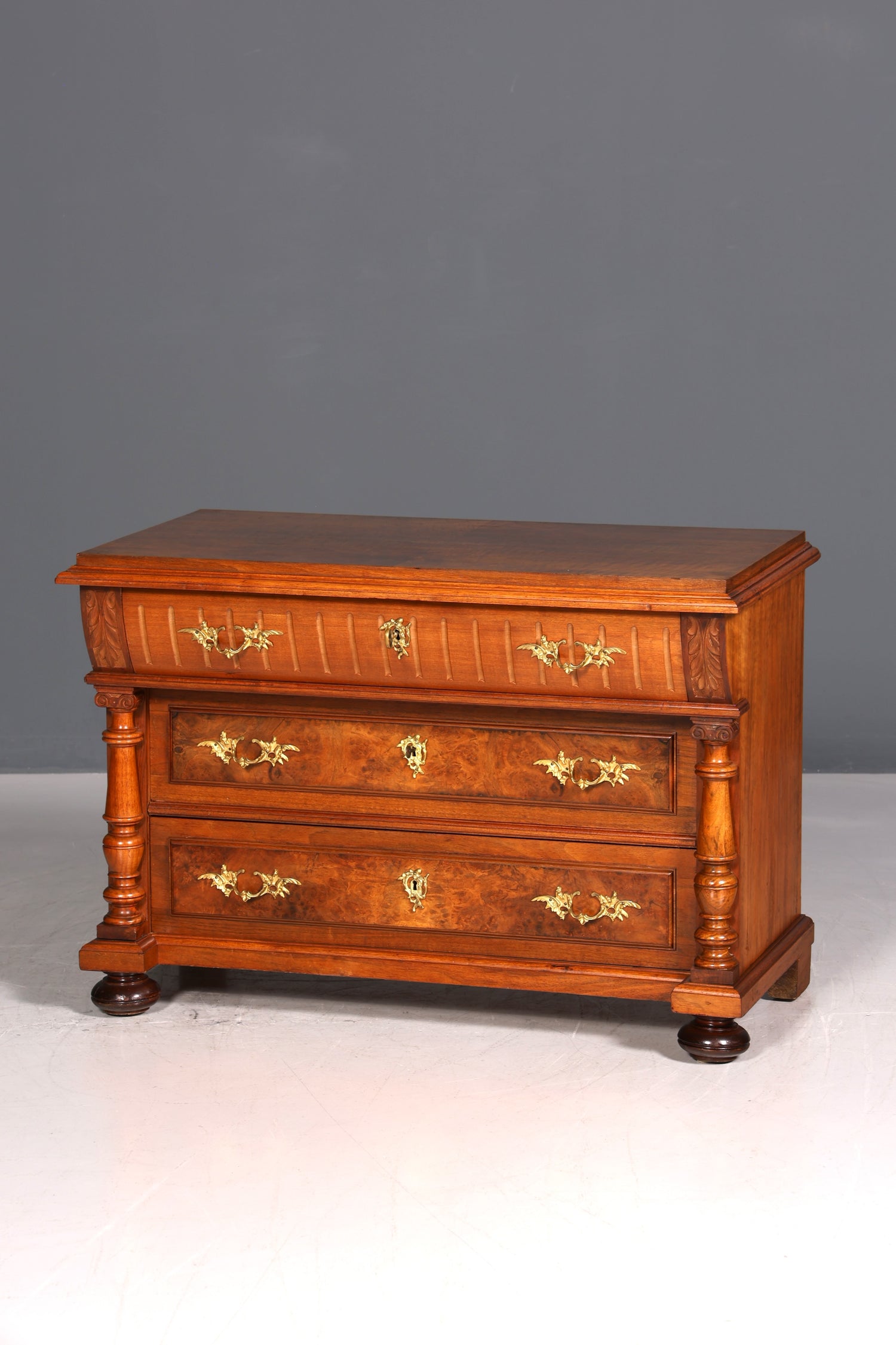 Élégante commode Gründerzeit (fin du XIXe siècle), style Louis Philippe, en noyer, buffet, vers 1880.