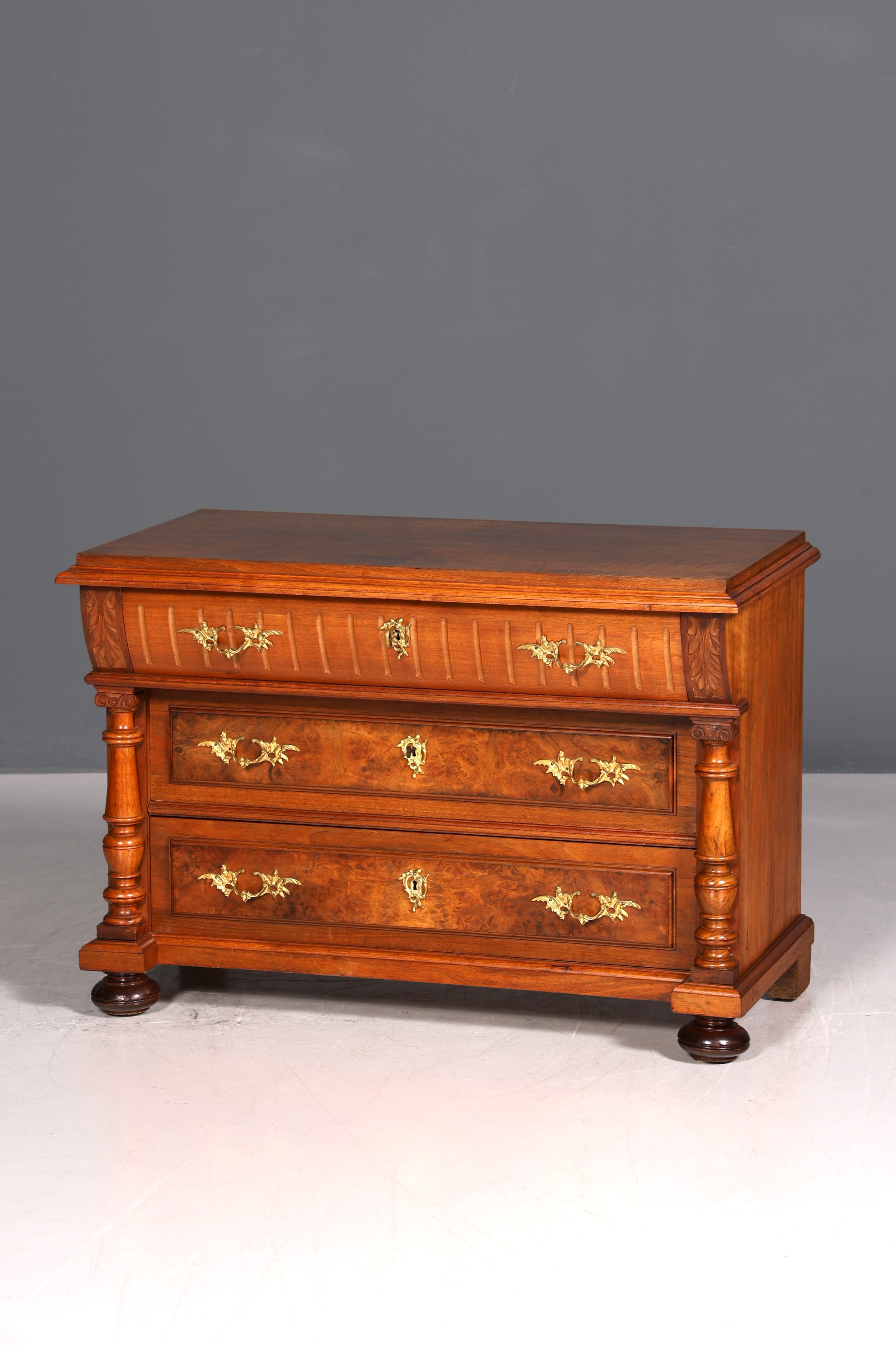 Élégante commode Gründerzeit (fin du XIXe siècle), style Louis Philippe, en noyer, buffet, vers 1880.
