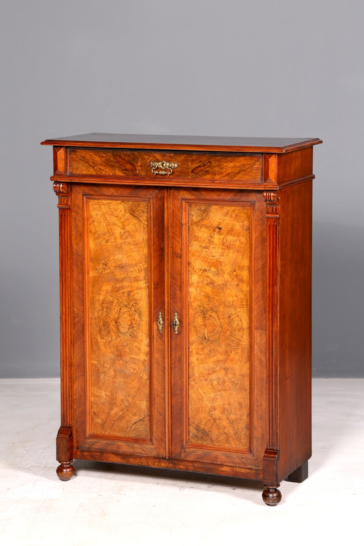 Stilvoller Gründerzeit Schrank Antik Vertiko Jugendstil Kommode Dielenschrank Massivholz