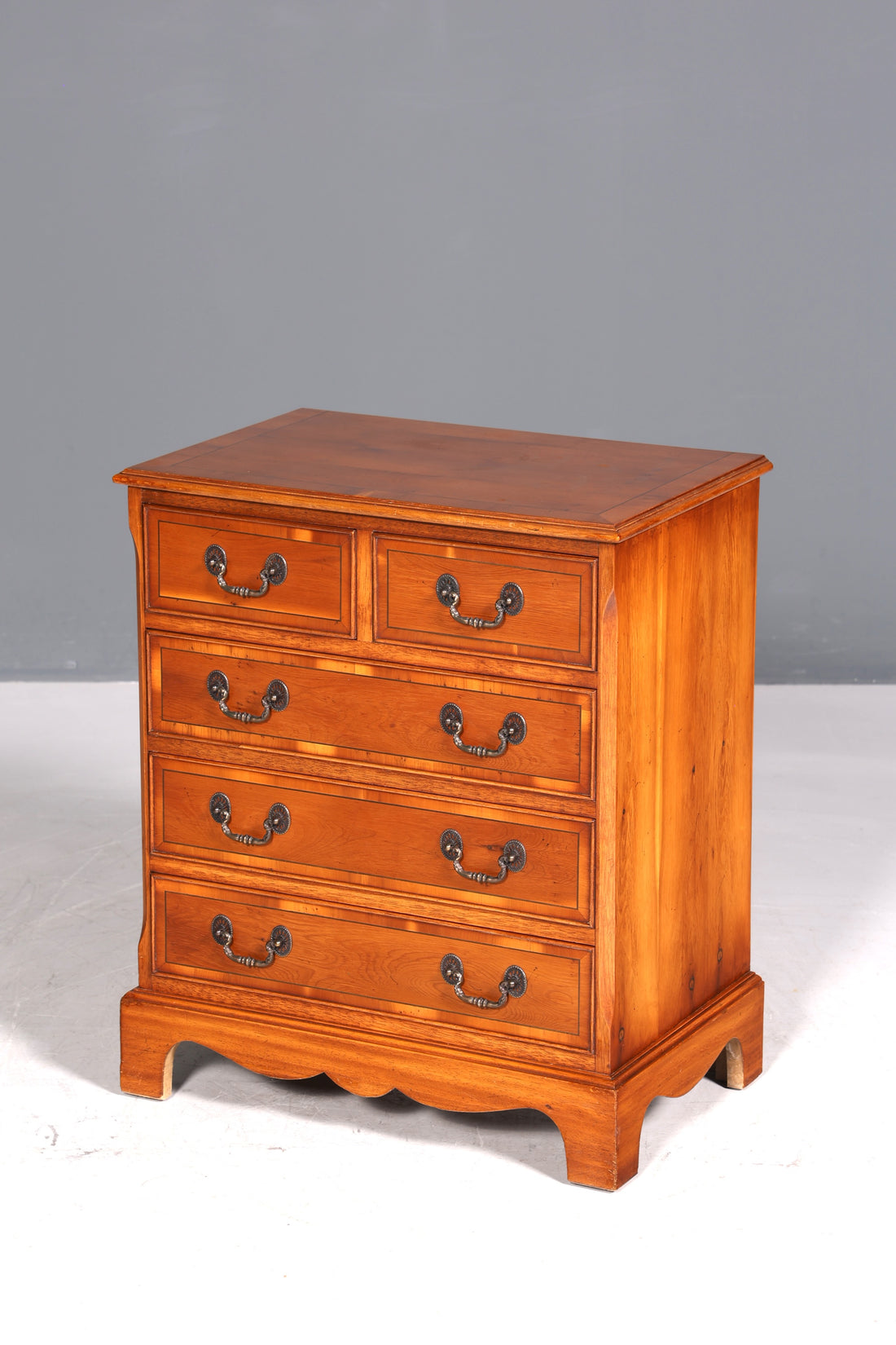 Commode anglaise en if, style rêveur, bois véritable, antiquité des années 1960