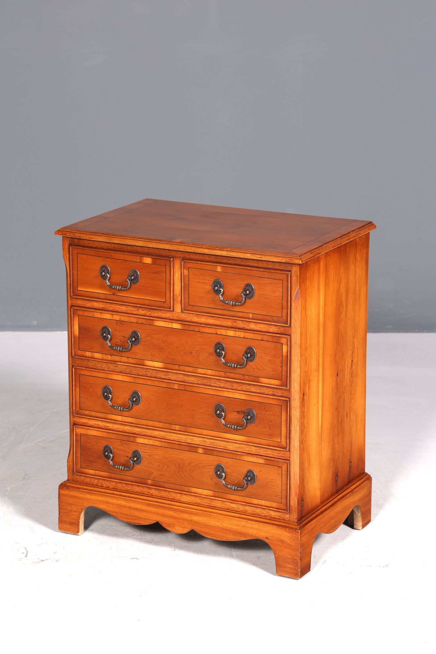 Commode anglaise en if, style rêveur, bois véritable, antiquité des années 1960